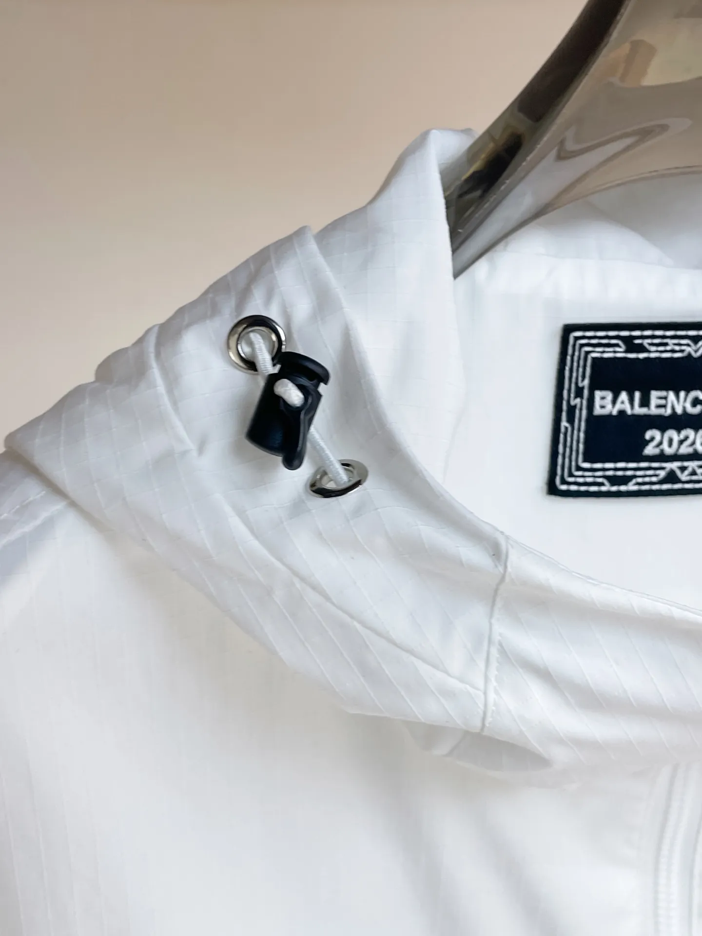 Balenciaga official website Same Style, complete with three labels, on sale in advance. 2026 Autumn and Winter New Arrival men's jacket, Original with complete three labels, Premium version. Custom-made fabrics at the counter. Breathable, high comfort, impeccable details, brand element design concept, reflecting high quality. It feels delicate and soft, presents a casual cut, and has a great upper body shape. Sizes: M～3XL